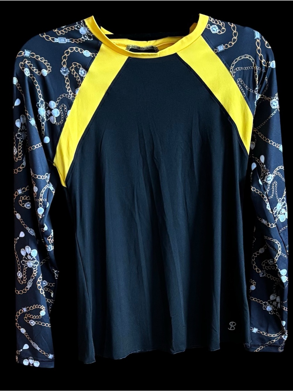Women's Sofibella long-sleeve top that can be matched with skorts.Various sizes.